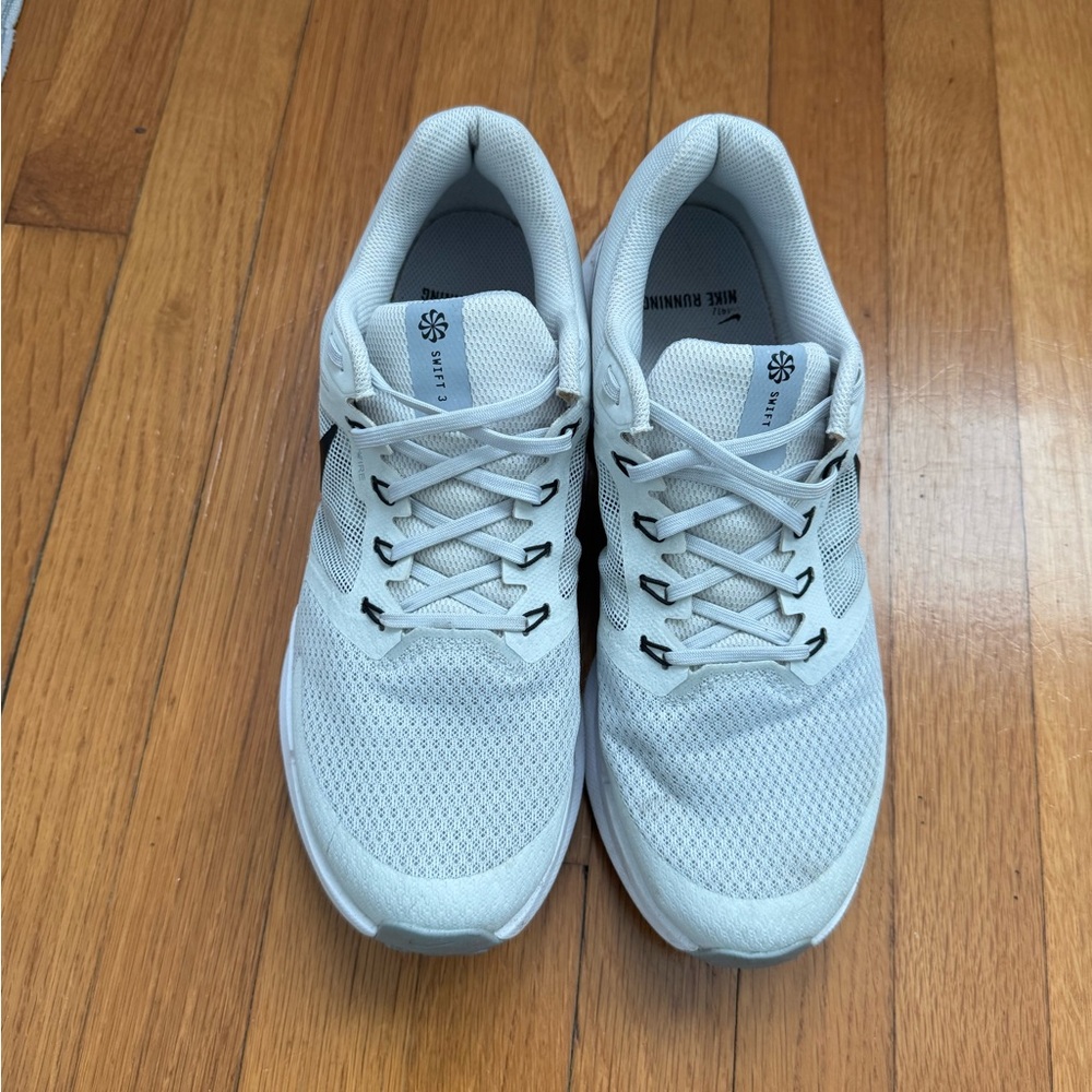Nike Grey/ White and Black Running Shoes - Picture 2 of 4